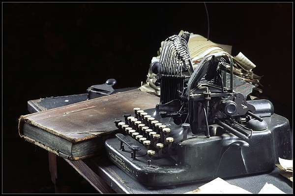 'Schreibmaschine' von Dan Hinze