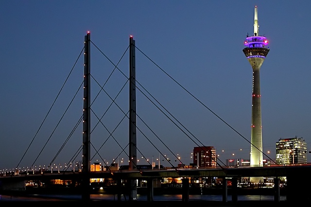 Rheinturm und Oberkasseler Brücke