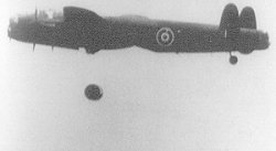 Abwurf einer  "Bouncing Bomb" aus einer modifizierten Lancaster w&auml;hrend des Trainings