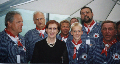 Gruppenfoto mit Dame