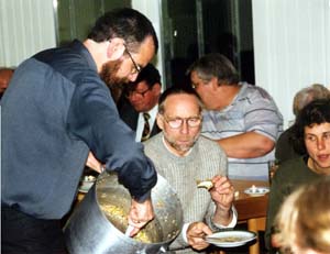 Beates kstlicher Salat wird verteilt