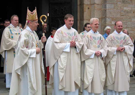 Neupriester mit Bischof Norbert vor dem Domportal