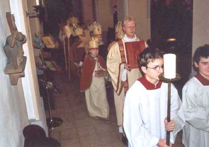 Einzug zum Dankgottesdienst mit den Sternsingern