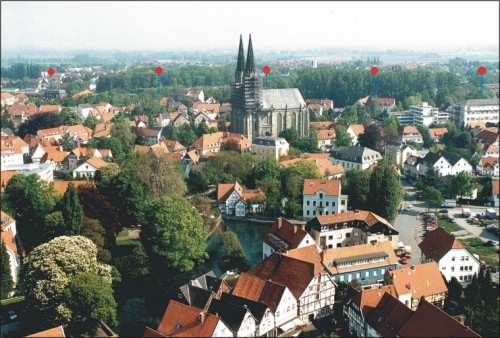 Blick auf Wiesenkirche mit Ballonen a